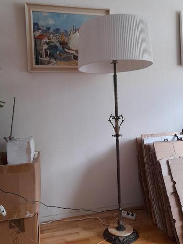 VINTAGE.  wel met modern " Ikea" kap.  beschikbaar voor biedingen