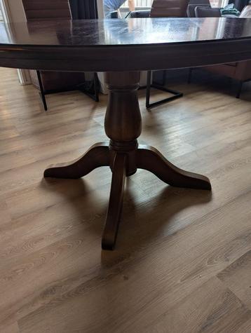 Ronde houten eettafel beschikbaar voor biedingen