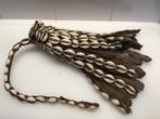 Antieke Cowrie/ Kauri en leer rituele tassel/ kwast., Ophalen of Verzenden