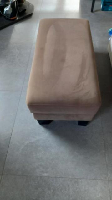 Taupe poef / voetenbank beschikbaar voor biedingen