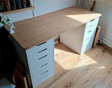 Anfallare/Alex bureau  beschikbaar voor biedingen