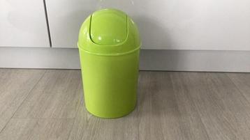 Leuke groene prullenbak beschikbaar voor biedingen