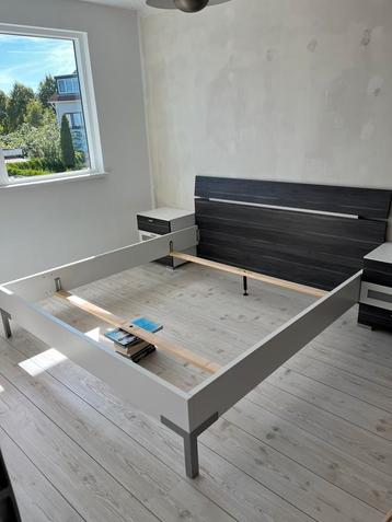 Bedframe antraciet/wit €75,- beschikbaar voor biedingen