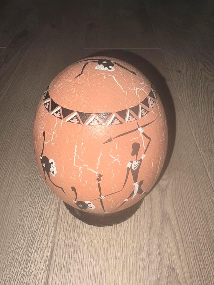 Beschilderd Struisvogelei op Mahonie Sokkel ( voetstuk ), Antiek en Kunst, Curiosa en Brocante, Ophalen of Verzenden