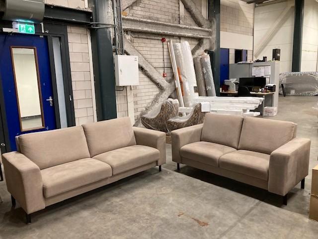 2 zitsbank en 3 zitsbank stof zandkleur  ALS NIEUW SAMEN 425, Huis en Inrichting, Banken | Bankstellen, Zo goed als nieuw, Rechte bank