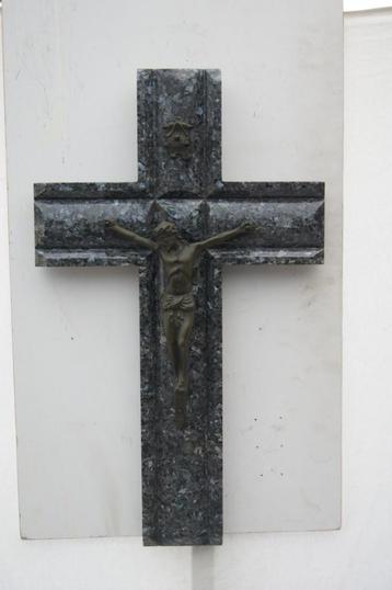 Kruisbeel marmer met Bronzen Crucifix beschikbaar voor biedingen