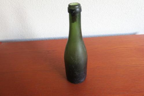 Zeer oude wijnfles met een diepe ziel en ringvormige mond, Antiek en Kunst, Antiek | Glas en Kristal, Ophalen of Verzenden