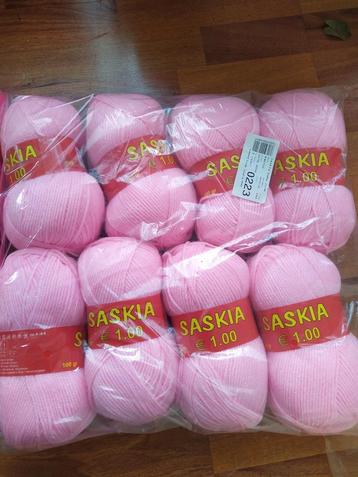 Nieuw bollen wol garen. Roze.
Acryl 100%.
8 bollen. beschikbaar voor biedingen