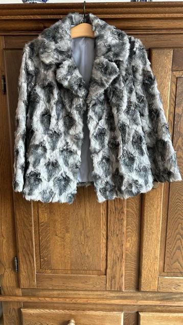 Leuke korte bontmantel beschikbaar voor biedingen