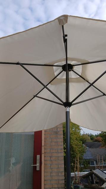 Parasol als nieuw slechts paar keer gebruikt  beschikbaar voor biedingen