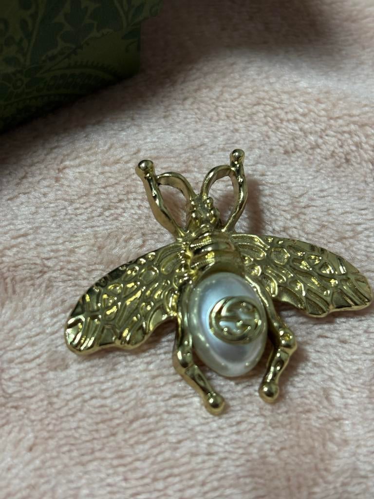 Gucci Bij Broche met Parel, Sieraden, Tassen en Uiterlijk, Broches, 4 tot 7 cm, Ophalen of Verzenden, Zo goed als nieuw, Met parel