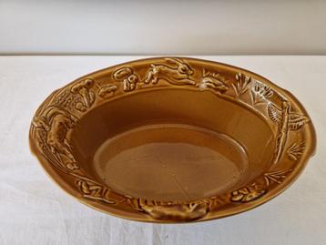 Franse keramiek ovenschaal met wilddecor. beschikbaar voor biedingen