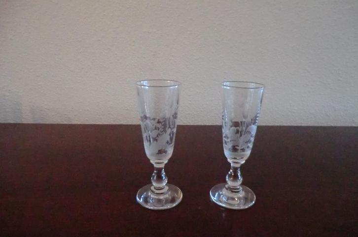 twee borrelglaasjes - gegraveerd met bloemen, Antiek en Kunst, Antiek | Glas en Kristal, Ophalen of Verzenden