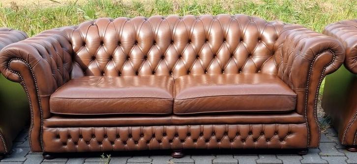 Engelse Chesterfield Springvale bank bruin leer + BEZORGING, Huis en Inrichting, Banken | Bankstellen, Gebruikt, Rechte bank, 200 tot 250 cm
