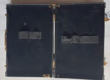 Handig cosmetisch etui in vorm van koffertje.

 beschikbaar voor biedingen