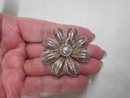 Zilveren vintage filigrain broche bloem nr.477, Sieraden, Tassen en Uiterlijk, Broches, Zo goed als nieuw, Zilver, Zilver, 4 tot 7 cm