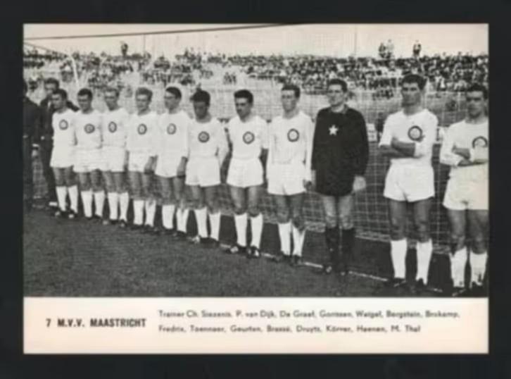 MVV Maastricht Voetbal Brokamp Körver Siezenis 1964., Verzamelen, Overige Verzamelen, Zo goed als nieuw, Ophalen of Verzenden