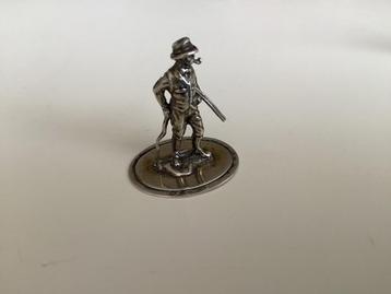 Zilver miniatuurmet man met geweer en pijip beschikbaar voor biedingen