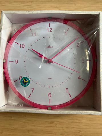 Nieuwe Atlanta Wandklok - Roze beschikbaar voor biedingen