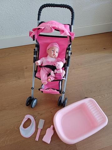 Poppen buggy, pop en uitgebreide verzorging set. beschikbaar voor biedingen