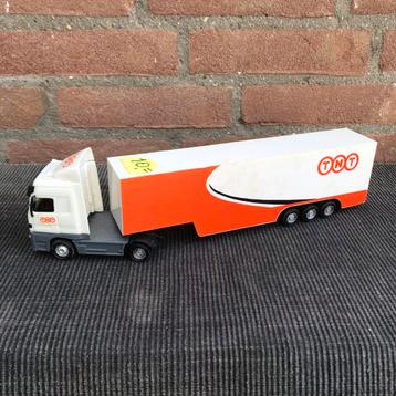 1:50 MERCEDES ACTROS TNT PLASTIC ……….5,- beschikbaar voor biedingen