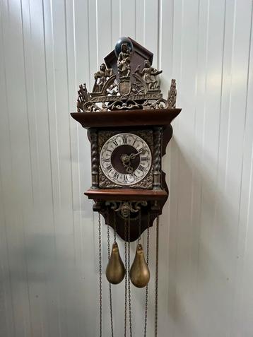 Oude Wandklok met Gewichten beschikbaar voor biedingen