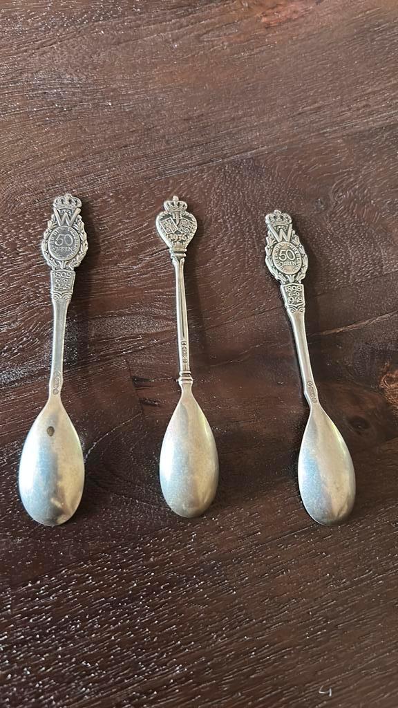 Zilveren herdenkings lepeltjes., Verzamelen, Koninklijk Huis en Royalty, Gebruikt, Speld(je) of Lepel(tje), Nederland, Ophalen of Verzenden