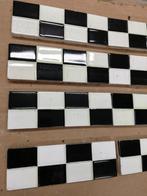 110 Antieke randtegels zwart wit geblokt 5x15cm, Antiek en Kunst, Antiek | Wandborden en Tegels, Ophalen