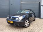 Volkswagen Polo 1.4-16V Sportline Automaat, Clima, Auto's, Gebruikt, Zwart, 14 km/l, Bedrijf