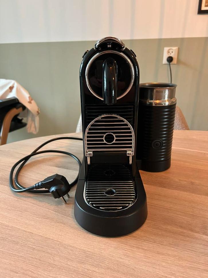 Nespresso koffiemachine met melkopschuimer, Witgoed en Apparatuur, Koffiezetapparaten, Gebruikt, Koffiepads en cups, Koffiemachine