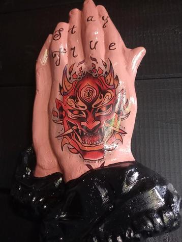Biddende handen met tattoo mask silly art beschikbaar voor biedingen