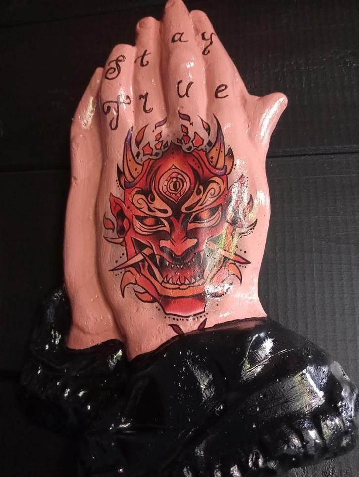 Biddende handen met tattoo mask silly art, Verzamelen, Beelden en Beeldjes, Ophalen of Verzenden