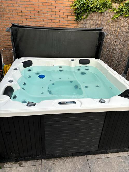 Jacuzzi met Balboa Besturing, 5 persoons, Tuin en Terras, Bubbelbaden en Hottubs, Zo goed als nieuw, Vast, Afdekzeil, Ophalen