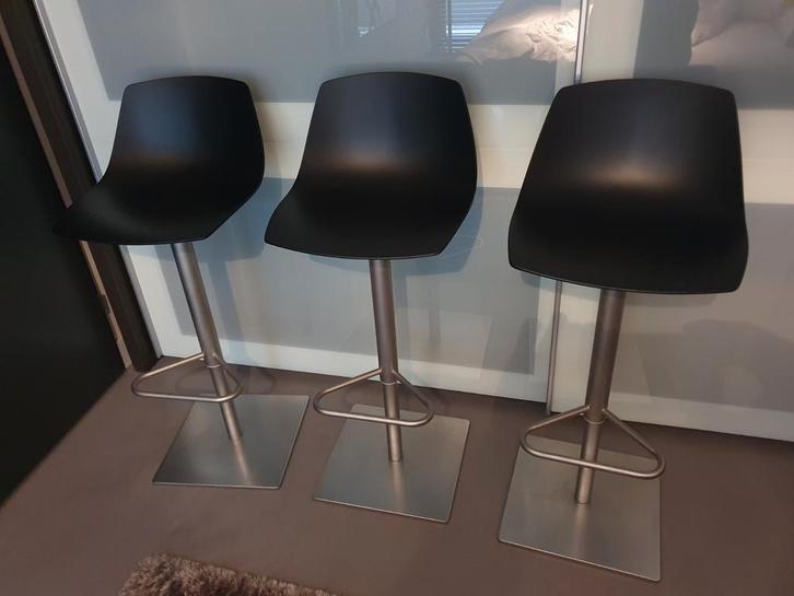 **Lapalma Miunn design barkrukken (black&canaletto walnut)**, Huis en Inrichting, Barkrukken, Zo goed als nieuw, 60 tot 90 cm