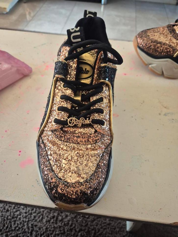 Buffalo Sneakers Goud Glitter maat 39- Zo Goed Als Nieuw!, Kleding | Dames, Schoenen, Zo goed als nieuw, Sneakers of Gympen, Overige kleuren