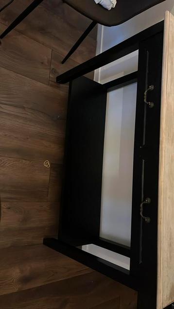 wand dressoir met lades