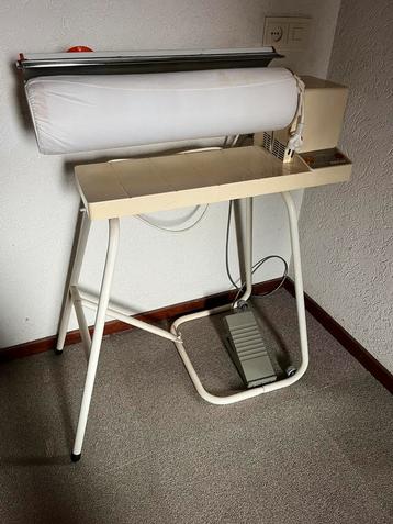 Unieke Tefal strijkmachine, model 18.01, met voetpedaal beschikbaar voor biedingen