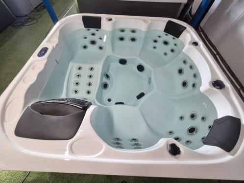 NIEUWSTAAT AMPER GEBRUIKT 🤩 300 jacuzzi's OP VOORRAAD, Tuin en Terras, Bubbelbaden en Hottubs, Gebruikt, Filter, Ophalen of Verzenden