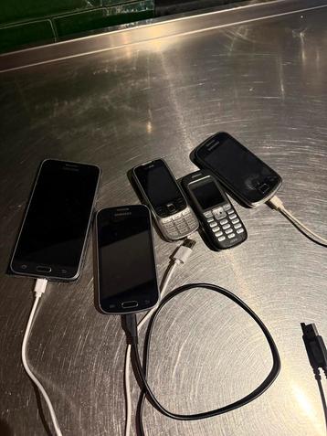 Oude mobile telefoons. beschikbaar voor biedingen
