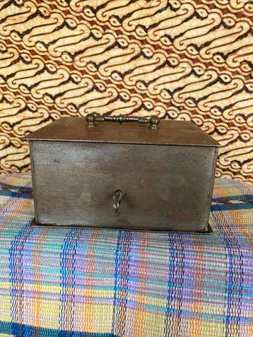 OUD STALEN GELDKISTJE MET SLEUTELTJE. beschikbaar voor biedingen