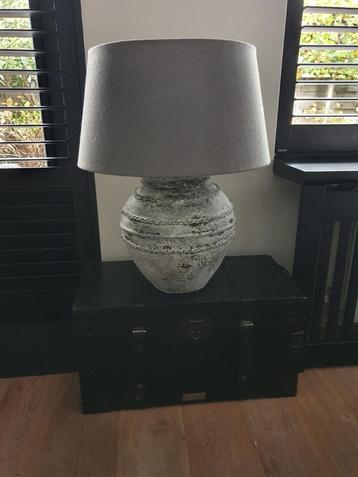Prachtige kruiklamp met grijze lampenkap  beschikbaar voor biedingen