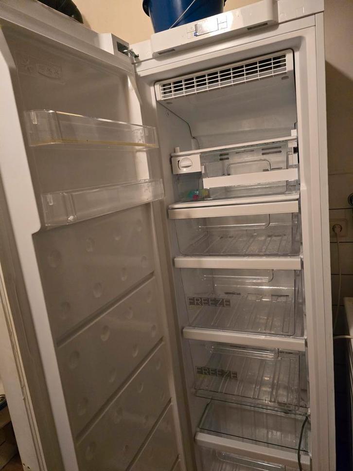 Midea Vrieskast - Zo goed als nieuw!, Witgoed en Apparatuur, Vriezers en Diepvrieskisten, Zo goed als nieuw, Vrijstaand, Vrieskast