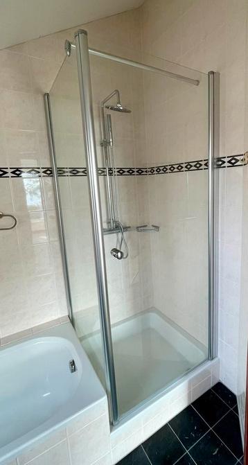 Mooie douchecabine deur met wand beschikbaar voor biedingen