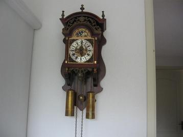mooie oude klok. met gewichten. beschikbaar voor biedingen