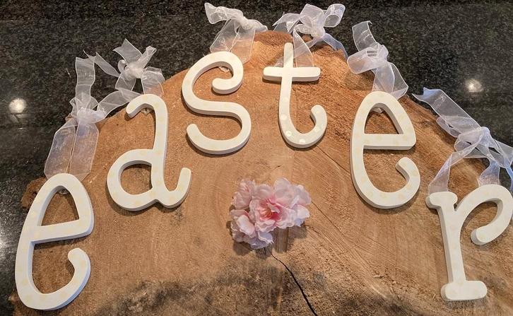 EASTER LETTERS WIT- GEEL Nieuw, Diversen, Pasen, Nieuw, Ophalen of Verzenden