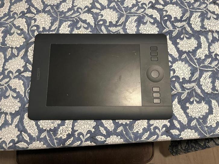 Intuos pro small Wacom teken tablet, Computers en Software, Tekentablets, Zo goed als nieuw, Ophalen of Verzenden