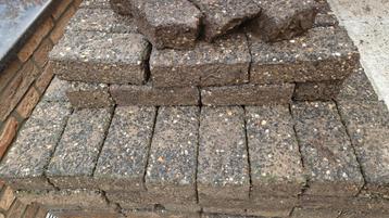 Gratis betonklinkers beschikbaar voor biedingen