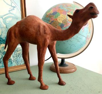 Vintage kameel leder, dromedaris leer en papier mache beschikbaar voor biedingen