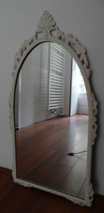 Verschillende spiegels voor weinig beschikbaar voor biedingen