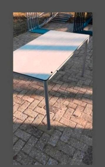 TAFEL MET TRESPA BLAD beschikbaar voor biedingen